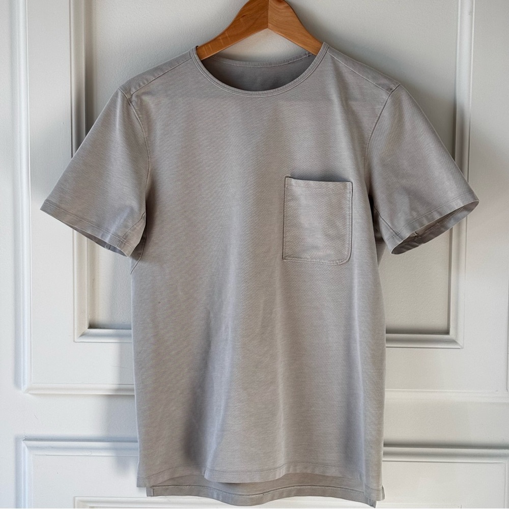 Lululemon Men’s Chest Pocket Tee – Relaxed Fit, Light Grey, Size S/M